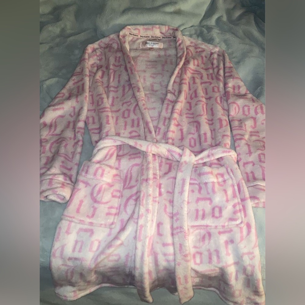 juicy couture robe, size medium, lightly worn with no rips or stains